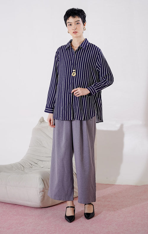 Kemeja lengan panjang wanita This Is April Blake Top warna navy dengan motif garis vertikal putih, kerah klasik, dan full kancing depan.