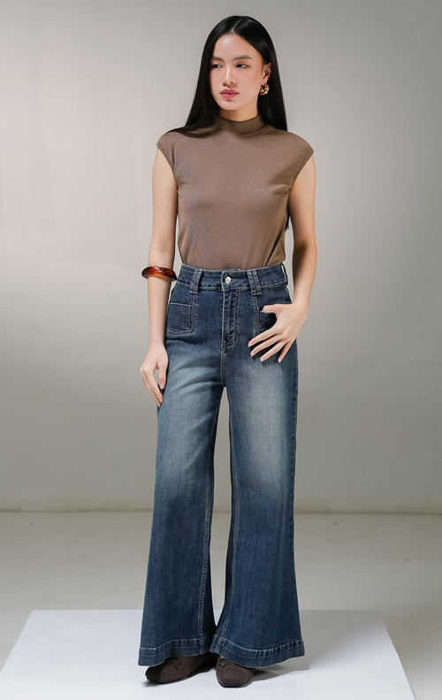 Celana panjang jeans wanita This Is April Yutori Pants Denim warna biru, model high-waist loose wide-leg jeans bahan stretch melar dengan saku kotak di bagian depan.