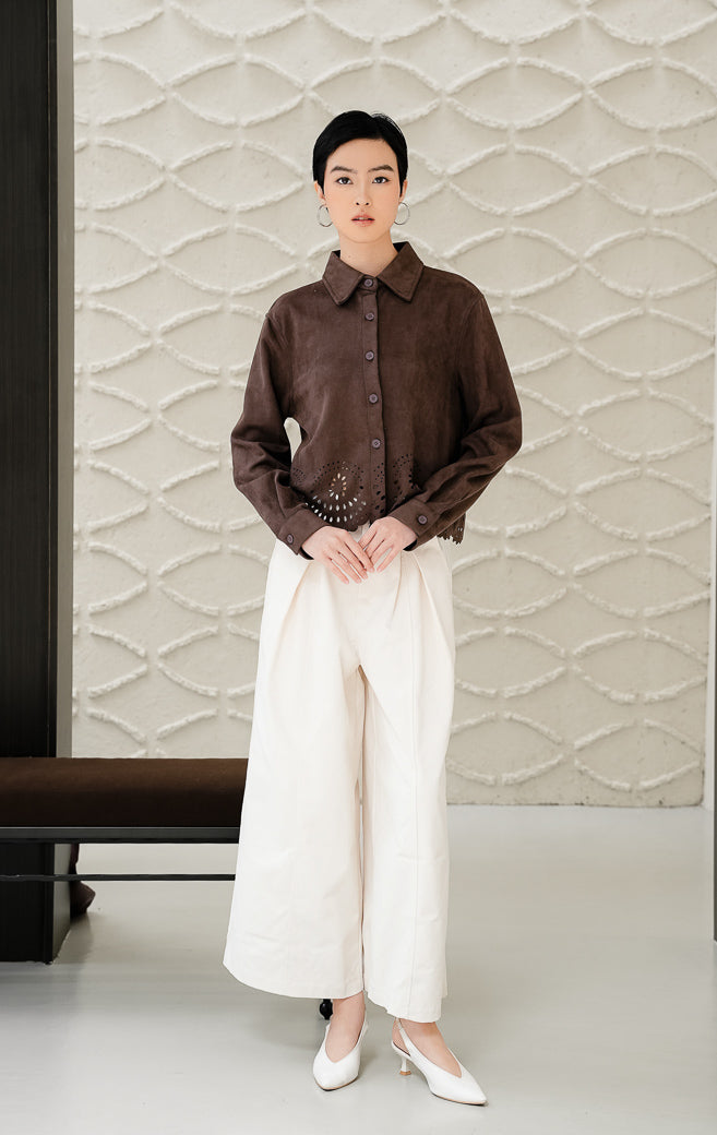 Atasan wanita Holley Top warna dark brown (cokelat tua) berbahan suede dengan kancing depan dan detail ukiran laser-cut/eyelet di hem bawah style classic & modern.