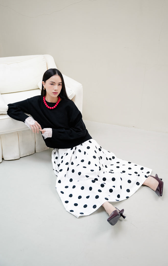 Atasan wanita lengan panjang warna hitam Horatius Top berbahan stretch knit dengan kerah bulat (crew neck) dan detail manset renda (lace cuffs).