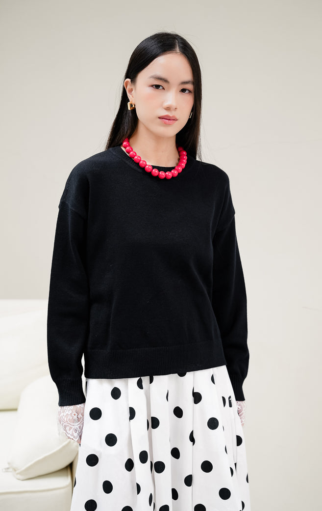 Atasan wanita lengan panjang warna hitam Horatius Top berbahan stretch knit dengan kerah bulat (crew neck) dan detail manset renda (lace cuffs).