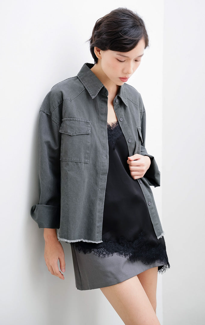 Kemeja wanita warna abu-abu tua (dark grey) Jaxson Top berbahan cotton twill berstruktur dengan saku dada (dual flap pockets), kancing tersembunyi, dan kelim bawah raw hem.