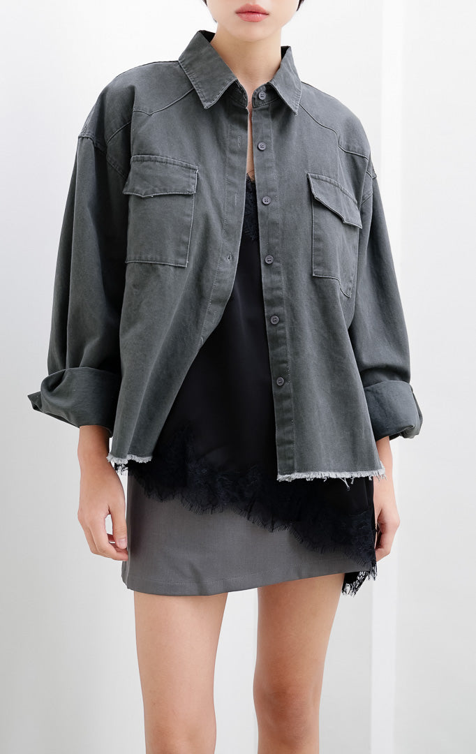 Kemeja wanita warna abu-abu tua (dark grey) Jaxson Top berbahan cotton twill berstruktur dengan saku dada (dual flap pockets), kancing tersembunyi, dan kelim bawah raw hem.