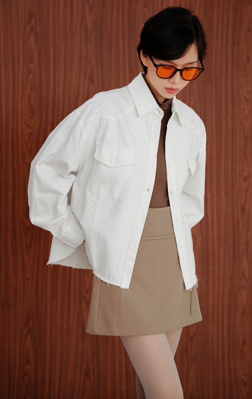 Kemeja wanita warna putih Jaxson Top berbahan cotton twill berstruktur dengan saku dada (dual flap pockets), kancing tersembunyi, dan kelim bawah raw hem.