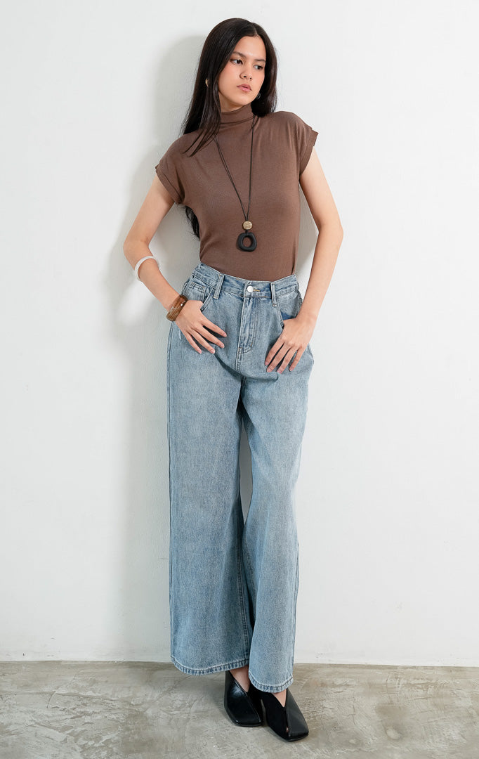 Celana panjang denim wanita warna biru muda (light denim jeans) Juliuz Pants dengan potongan lurus rileks (relaxed straight-cut), desain lima saku klasik, serta aksen detail robek halus (subtle distressed thread accents).