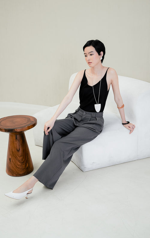 Celana panjang kulot wanita Kalia Pleats Wide Leg Pants warna grey (abu-abu) berpotongan wide-leg dengan detail pleats rapi, kantong samping, serta kancing dan resleting depan.