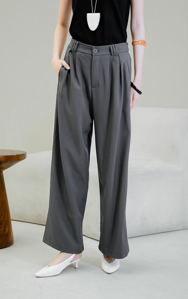 Celana panjang kulot wanita Kalia Pleats Wide Leg Pants warna grey (abu-abu) berpotongan wide-leg dengan detail pleats rapi, kantong samping, serta kancing dan resleting depan.