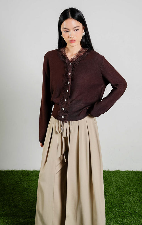 Betsy Guipure Lace Ribbed Texture Knit Cardigan warna dark brown, baju kardigan rajut lengan panjang wanita warna cokelat tua dengan detail kerah renda.