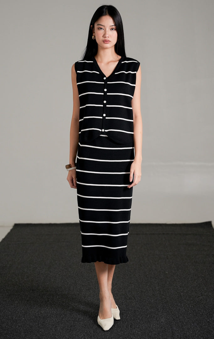 Katie Set Black, setelan rajut motif garis hitam putih terdiri dari rompi tanpa lengan kancing depan dan rok midi rajut senada.