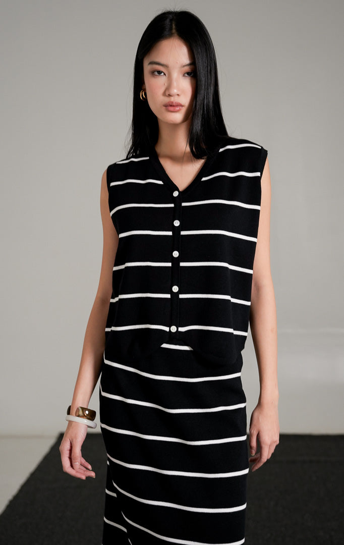 Katie Set Black, setelan rajut motif garis hitam putih terdiri dari rompi tanpa lengan kancing depan dan rok midi rajut senada.