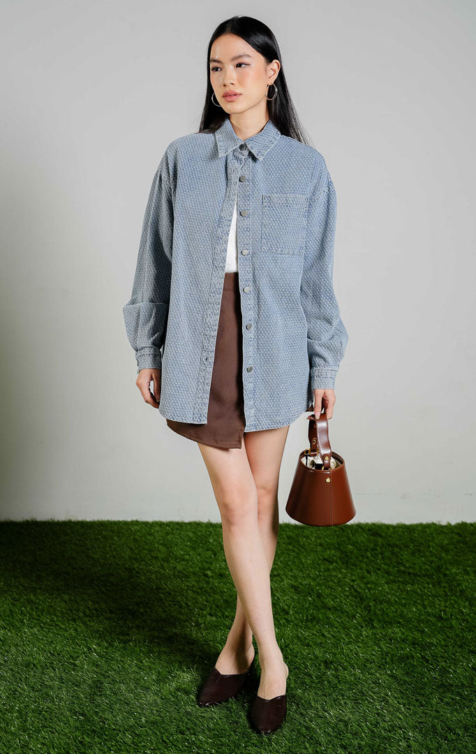 Knox Top warna denim, baju kemeja denim lengan panjang wanita model oversized bertekstur warna biru light wash dari This Is April.