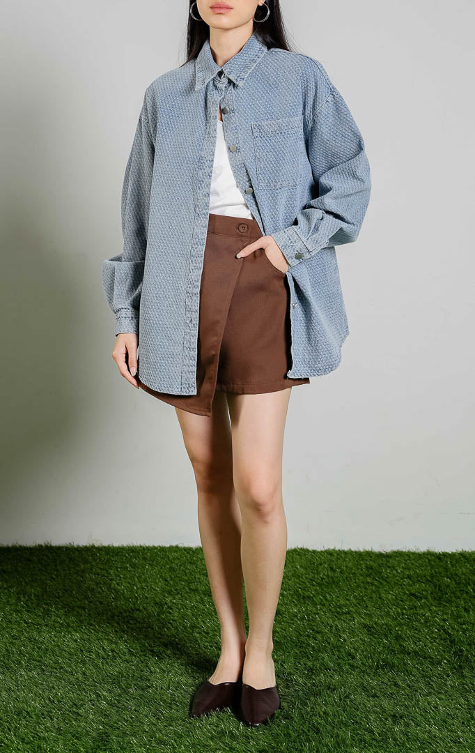Knox Top warna denim, baju kemeja denim lengan panjang wanita model oversized bertekstur warna biru light wash dari This Is April.