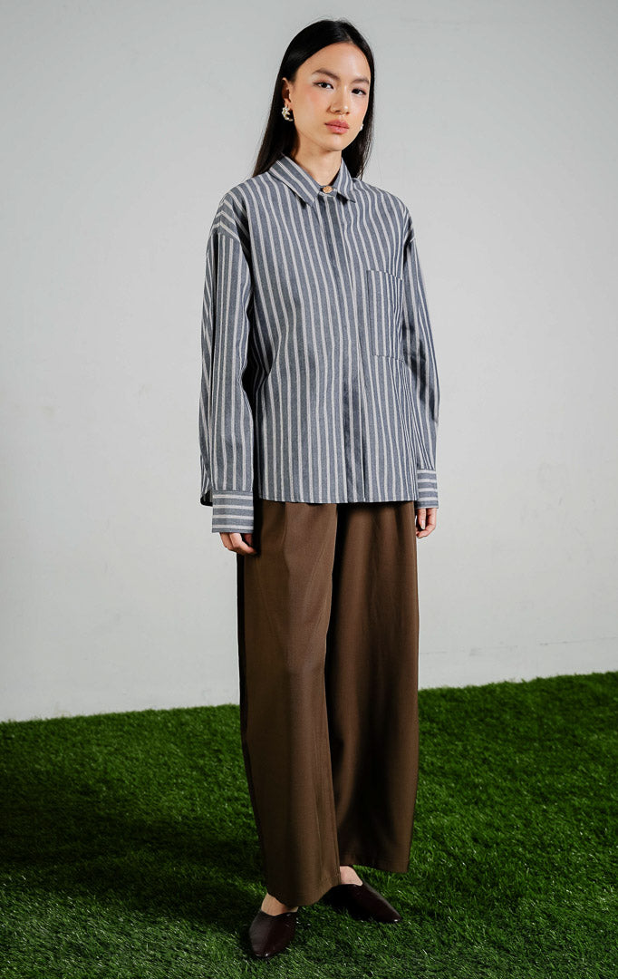 Lettie Top warna dark grey, kemeja lengan panjang wanita motif garis abu-abu gelap putih bahan katun dengan saku dari This Is April.