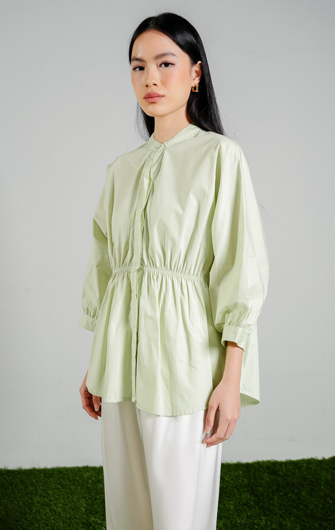 Ginera Top warna sage, atasan kemeja lengan panjang katun wanita model kerah shanghai dengan serutan karet di pinggang warna hijau sage dari This Is April