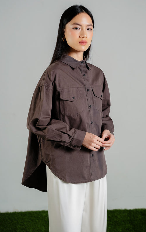 Donnelly Button-Up Shirt Top warna dark grey, kemeja lengan panjang wanita model utilitas bahan katun dengan dua saku depan warna abu-abu tua dari This Is April.