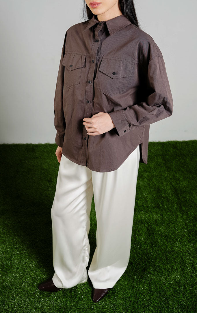 Donnelly Button-Up Shirt Top warna dark grey, kemeja lengan panjang wanita model utilitas bahan katun dengan dua saku depan warna abu-abu tua dari This Is April.
