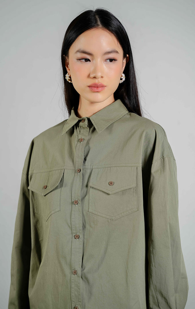 Donnelly Button-Up Shirt Top warna olive, kemeja lengan panjang wanita model utilitas bahan katun dengan dua saku depan warna hijau zaitun dari This Is April.
