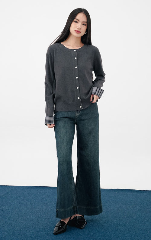 Model mengenakan Kezia Cardigan warna grey, kardigan rajut abu abu dengan kancing depan putih dan detail manset lengan flanel motif kotak kotak