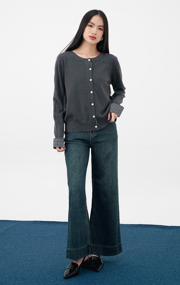 Model mengenakan Kezia Cardigan warna grey, kardigan rajut abu abu dengan kancing depan putih dan detail manset lengan flanel motif kotak kotak