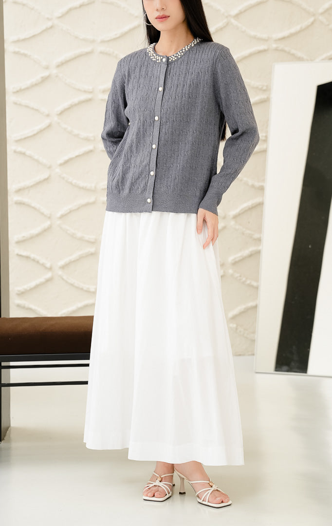 Cardigan rajut wanita Killian Top warna grey (abu-abu) bahan soft stretch knit dengan detail mutiara (pearl embellishment) dan kancing depan style feminine & clean.