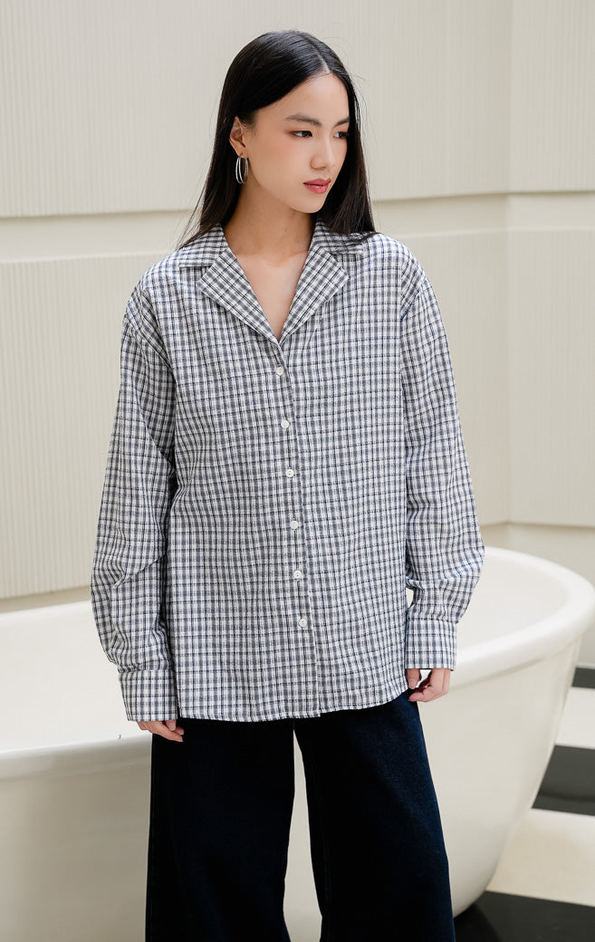 Kemeja kotak-kotak (plaid) wanita Kingston Top warna navy berbahan textured cotton crinkle dengan kerah (structured collar) dan potongan santai (relaxed fit)