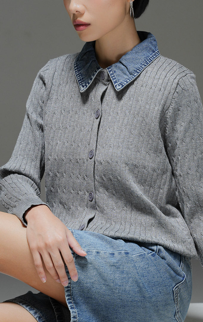Cardigan rajut wanita Kylen Cardigan warna grey abu-abu motif rajut tambang (cable knit) dengan aksen kerah jeans kemeja denim biru dan kancing depan.