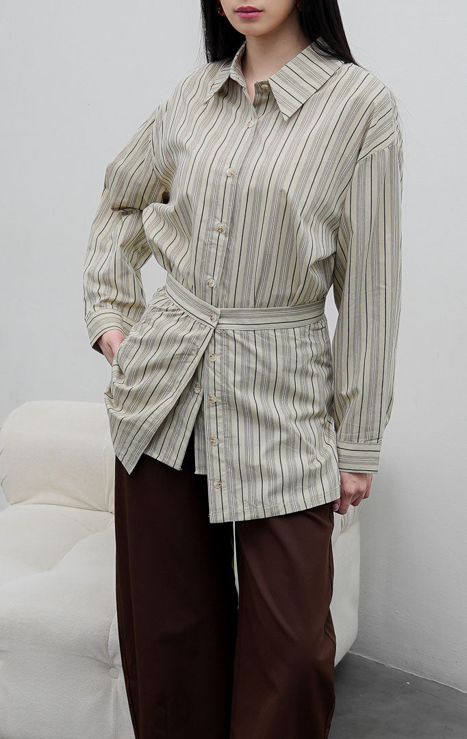 Kemeja wanita lengan panjang warna khaki bermotif garis-garis (striped) Kyria Top berbahan katun dengan detail aksen overlay berkerah dan tali pinggang (detachable belt).