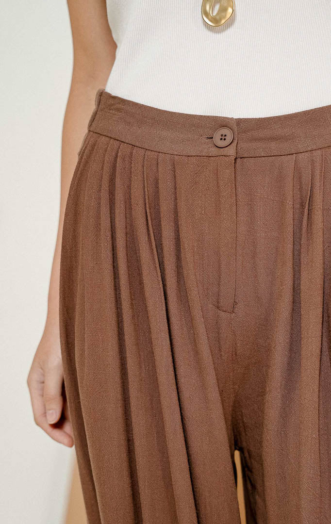 Close-up detail bagian pinggang Lachlan Relaxed Linen Blend Pants Dark Brown, produk celana panjang linen wanita warna cokelat dengan kancing depan dan detail lipit.