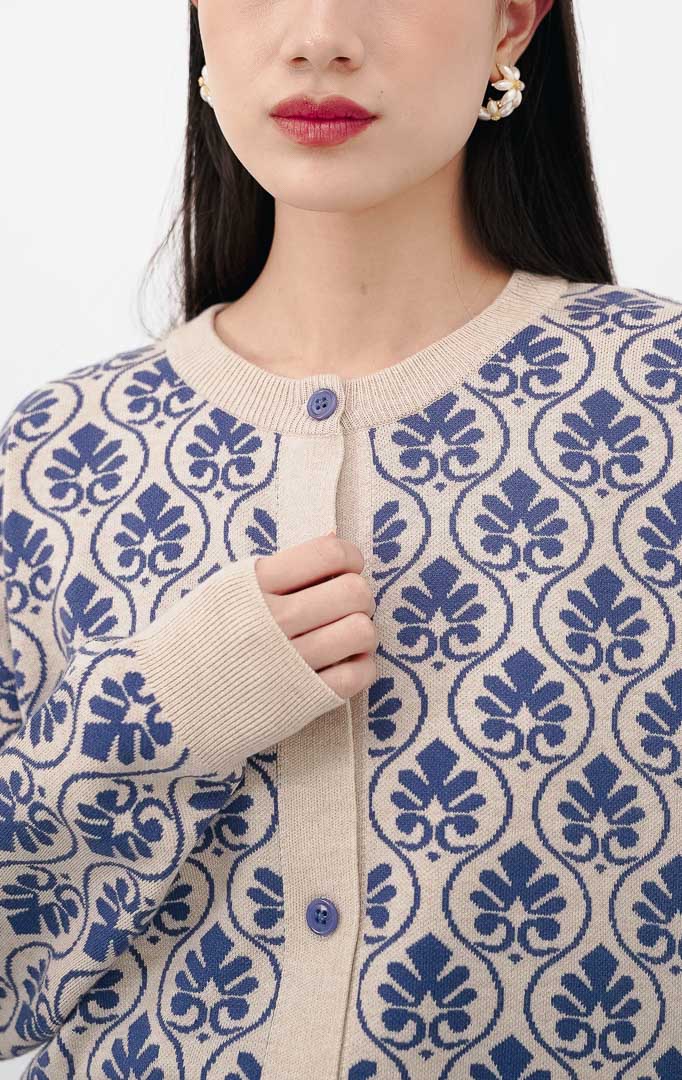 Model mengenakan Lalaine Cardigan warna blue beige, kardigan rajut lengan panjang dengan motif ornamen floral biru tua, kancing depan senada, dan kerah bulat.