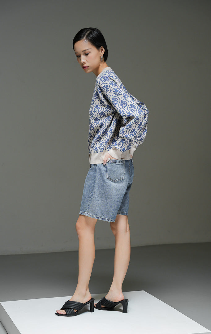 Cardigan rajut wanita Lalaine Cardigan warna kombinasi cream dan biru dengan motif floral retro, kancing depan aktif, kerah bulat, dan lis rib.
