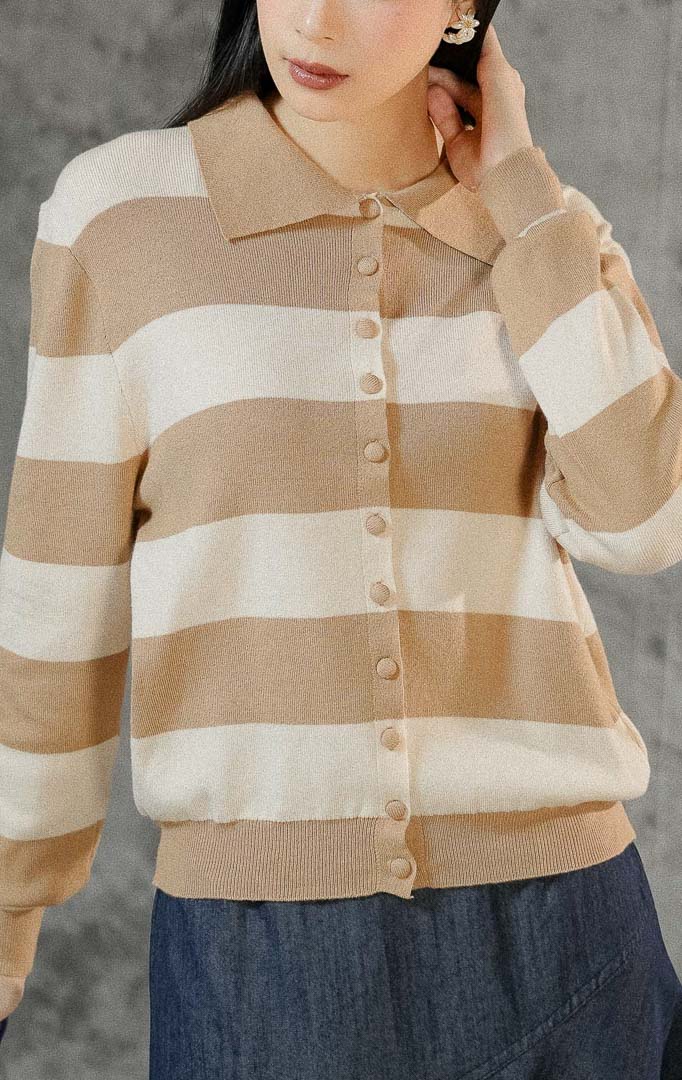 Atasan cardigan rajut lengan panjang wanita Laurencia warna khaki dengan motif garis-garis (stripe), kerah rapi, dan kancing depan penuh.