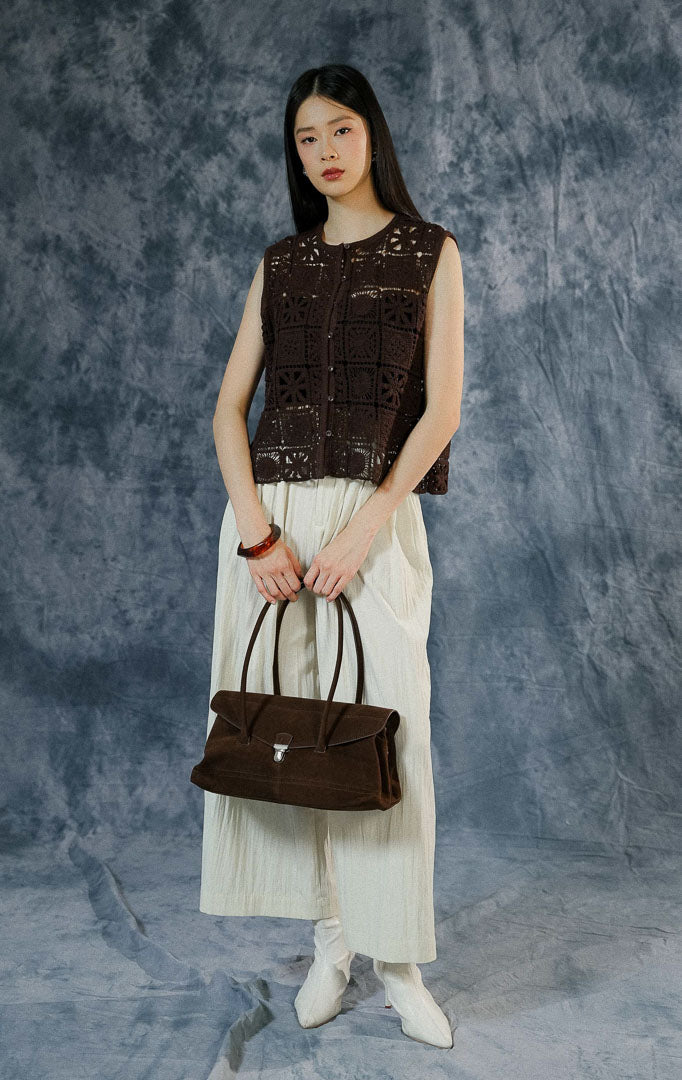Atasan vest rajut wanita Lionella warna cokelat tua (dark brown) tanpa lengan dengan detail rajut kait crochet berongga estetik dan kancing depan penuh.