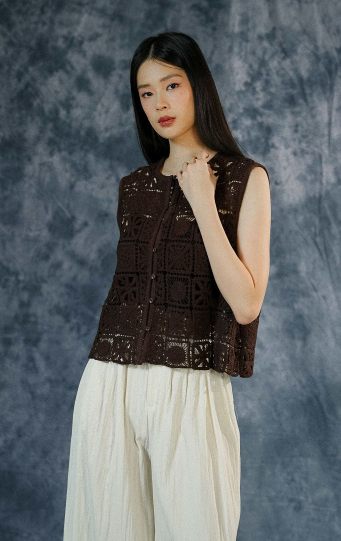 Atasan vest rajut wanita Lionella warna cokelat tua (dark brown) tanpa lengan dengan detail rajut kait crochet berongga estetik dan kancing depan penuh.