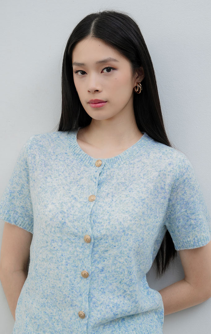 Atasan rajut wanita lengan pendek warna biru muda (light blue) Lonnie Top berbahan fine ribbed knit dengan kerah bulat (crew-neck) dan detail kancing depan.