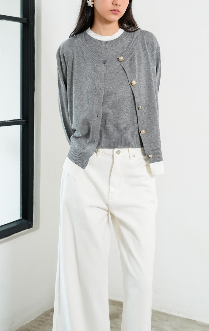 Setelan kardigan rajut wanita (knit cardigan set) lengan panjang warna abu-abu (grey) Lowisa Cardigan dengan inner rajut putih (matching white inner), kerah bulat, dan bukaan kancing emas (gold buttons).