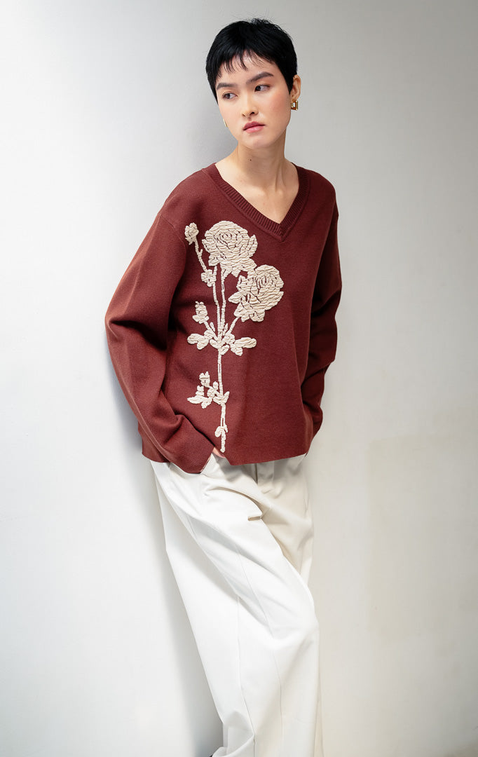 Sweter rajut wanita lengan panjang warna cokelat (brown) Lulie Sweater berpotongan kerah V (V-neckline) dengan aksen bordir motif bunga (floral embroidery).
