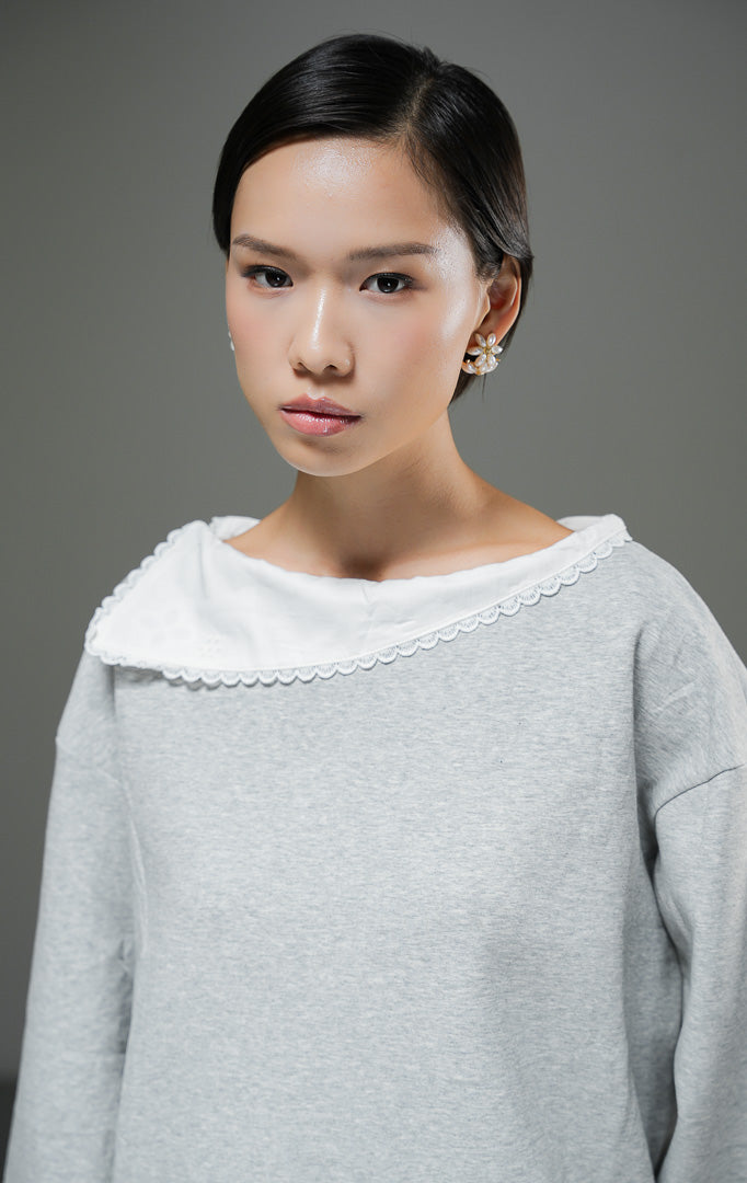 Sweater wanita Lunette Sweater warna light grey abu-abu terang lengan panjang dengan detail kerah renda lace putih yang manis.