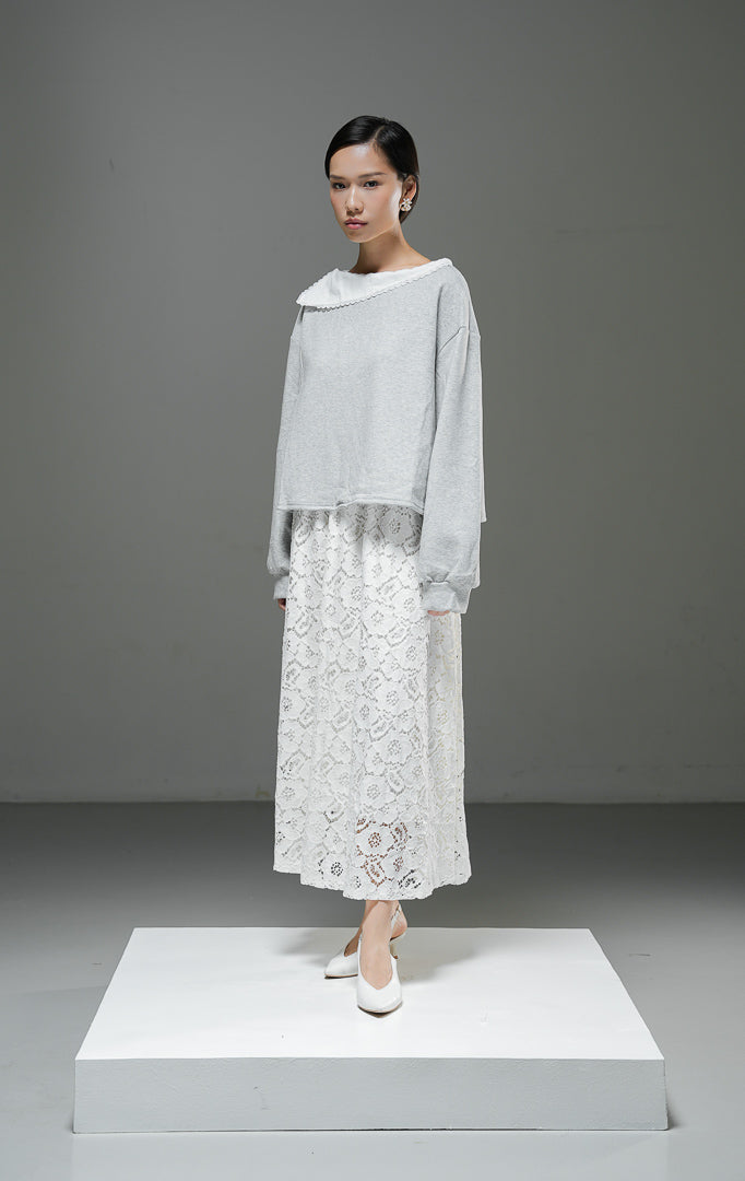Sweater wanita Lunette Sweater warna light grey abu-abu terang lengan panjang dengan detail kerah renda lace putih yang manis.