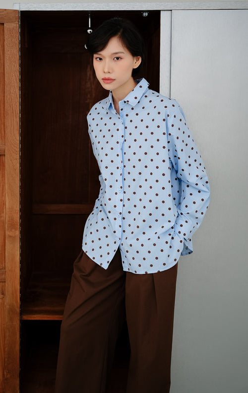 Atasan kemeja wanita lengan panjang warna biru muda (light blue) Maelynn Top berbahan halus dengan kerah klasik dan motif polkadot untuk office look dan daily look.