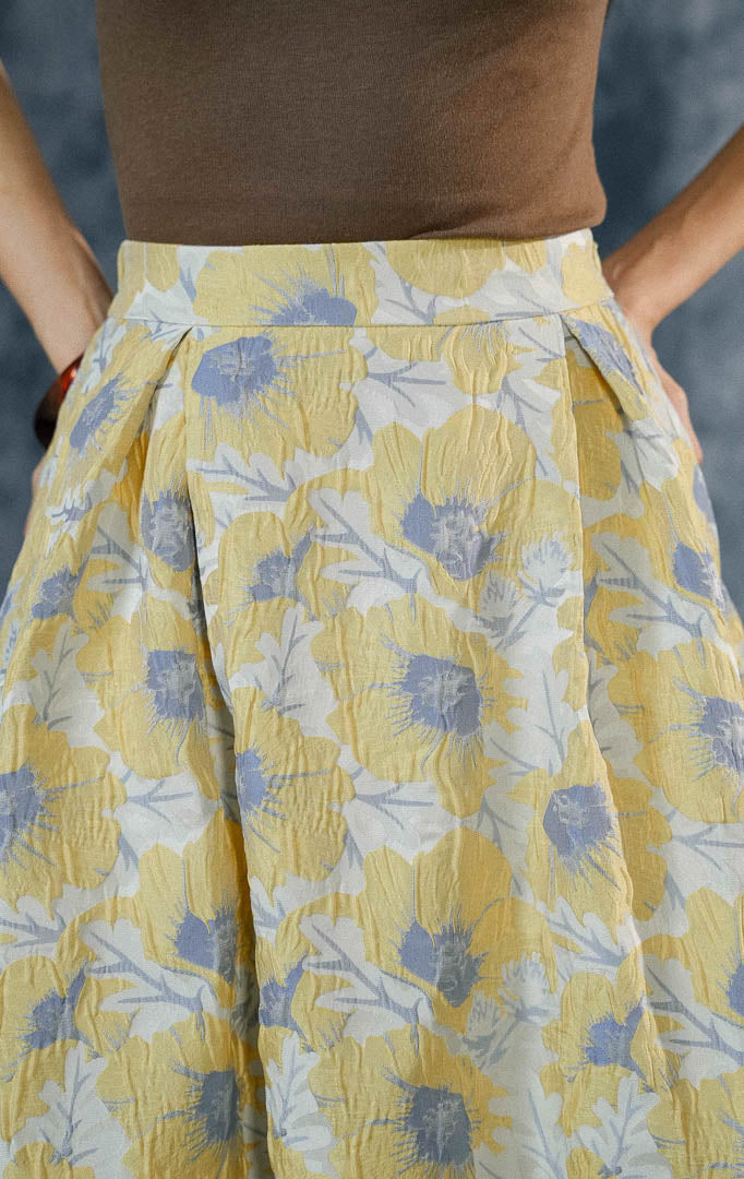 Rok panjang (maxi skirt) wanita Marella warna kuning (yellow) motif floral dengan cutting A-line, berbahan katun-poliester bertekstur, dilengkapi saku samping.