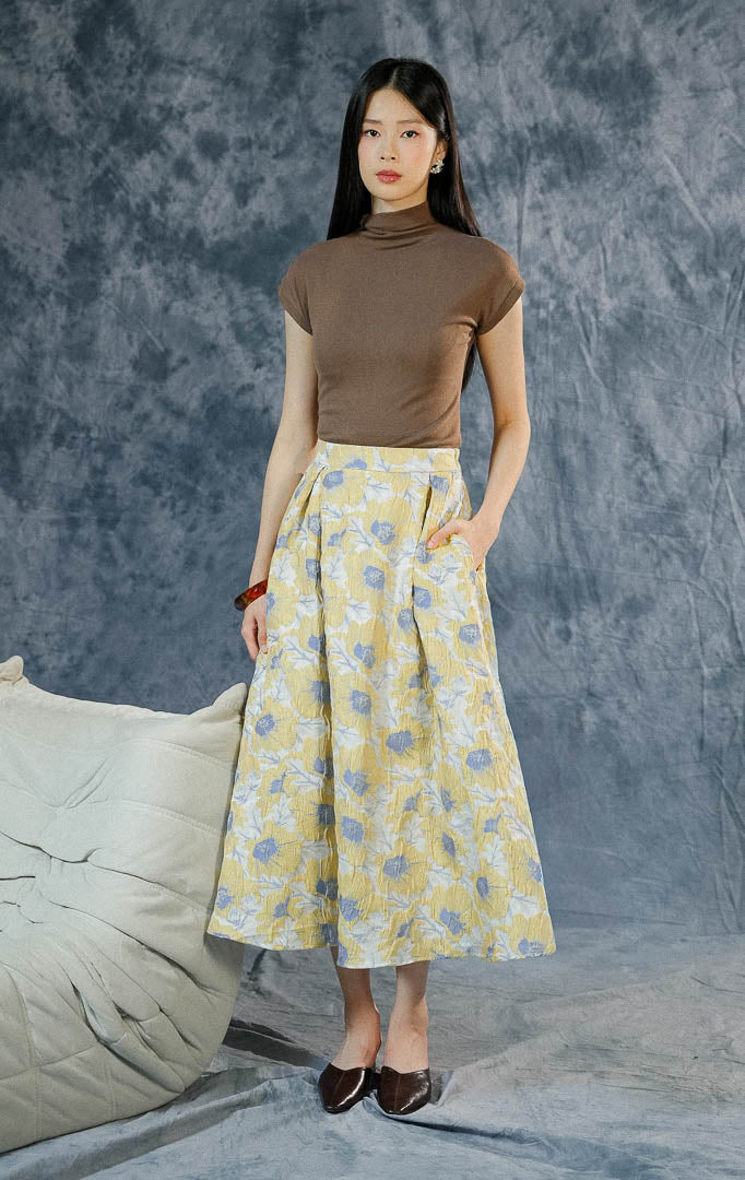 Rok panjang (maxi skirt) wanita Marella warna kuning (yellow) motif floral dengan cutting A-line, berbahan katun-poliester bertekstur, dilengkapi saku samping.