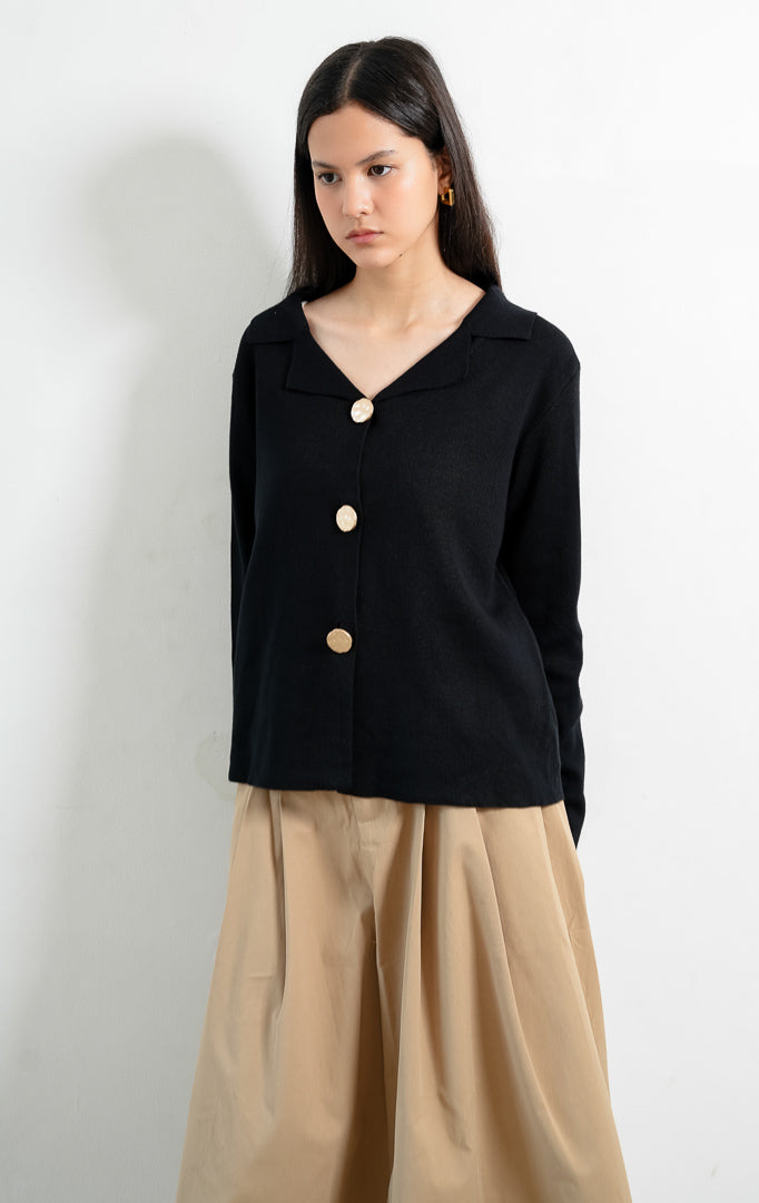 Kardigan rajut wanita lengan panjang warna hitam (black) Mariella Cardigan berbahan stretchy knit dengan kerah (structured collar) dan aksen kancing emas mewah (statement gold buttons).