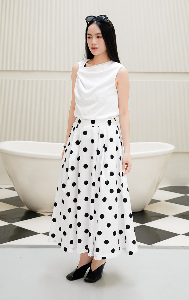 Rok panjang wanita Maroline Skirt warna white (putih) motif polka dot hitam model flare maxi berbahan cotton dengan pinggang karet dan saku fungsional