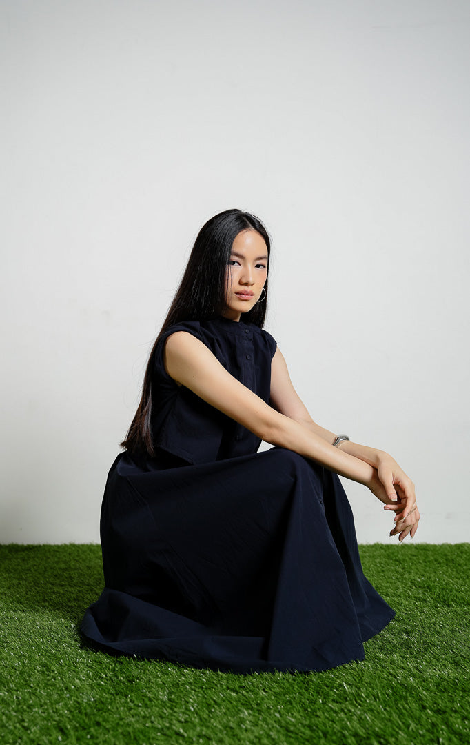 Eleanora Band Collar Sleeveless Maxi Dress warna navy, baju gaun panjang tanpa lengan wanita model kerah shanghai aksen tumpuk warna biru dongker dari This Is April.