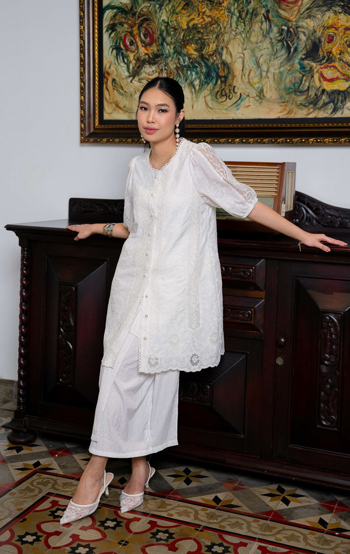 Meirisya Dress White, dress panjang wanita warna putih bahan katun
lembut dengan detail bordir lace transparan di bagian lengan dan bawah,
serta lapisan furing yang nyaman.