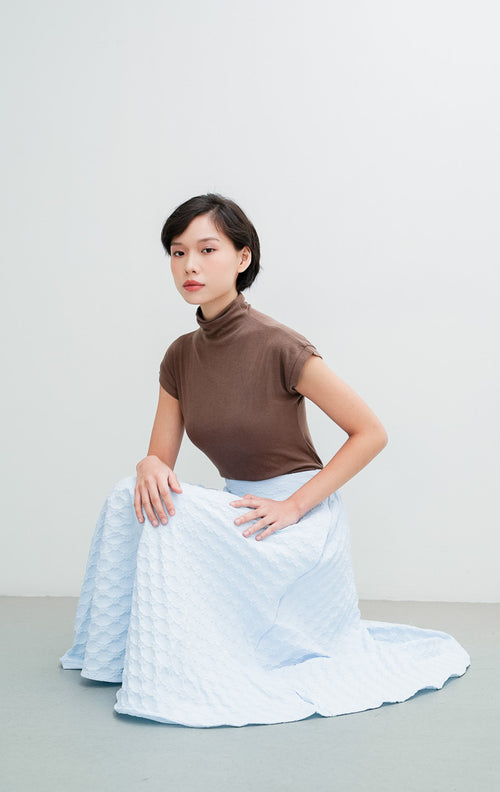 Rok midi wanita model A-line warna biru muda (light blue) Mikami Skirt berbahan floral jacquard bertekstur dengan saku samping fungsional.