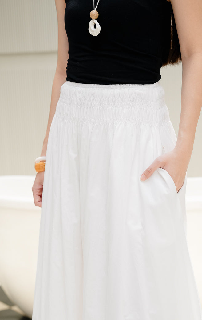Rok panjang maxi wanita Mille Skirt warna white (putih) berbahan breathable cotton dengan detail pinggang smocked yang nyaman untuk casual look.