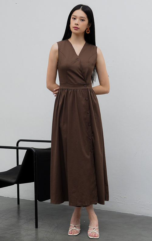 Gaun terusan wanita tanpa lengan (sleeveless dress) warna cokelat tua (dark brown) Monrow Dress berpotongan A-line berbahan campuran katun-poliester dengan kerah V, detail panelled bodice, dan bukaan kancing depan.