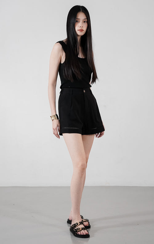 Nico Pants warna hitam, celana pendek wanita dengan detail kancing depan, saku samping, dan aksen jahitan rapi pada hem bawah.