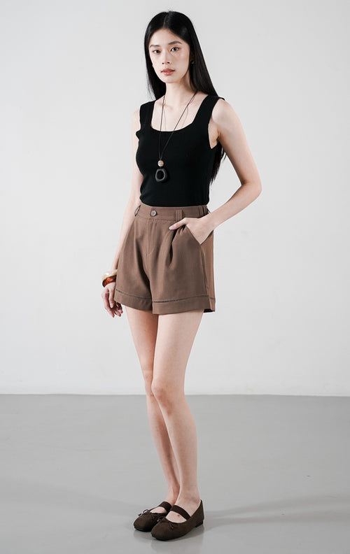 Nico Pants warna cokelat (brown), celana pendek wanita dengan detail kancing depan senada, saku samping, dan aksen jahitan rapi pada hem bawah.